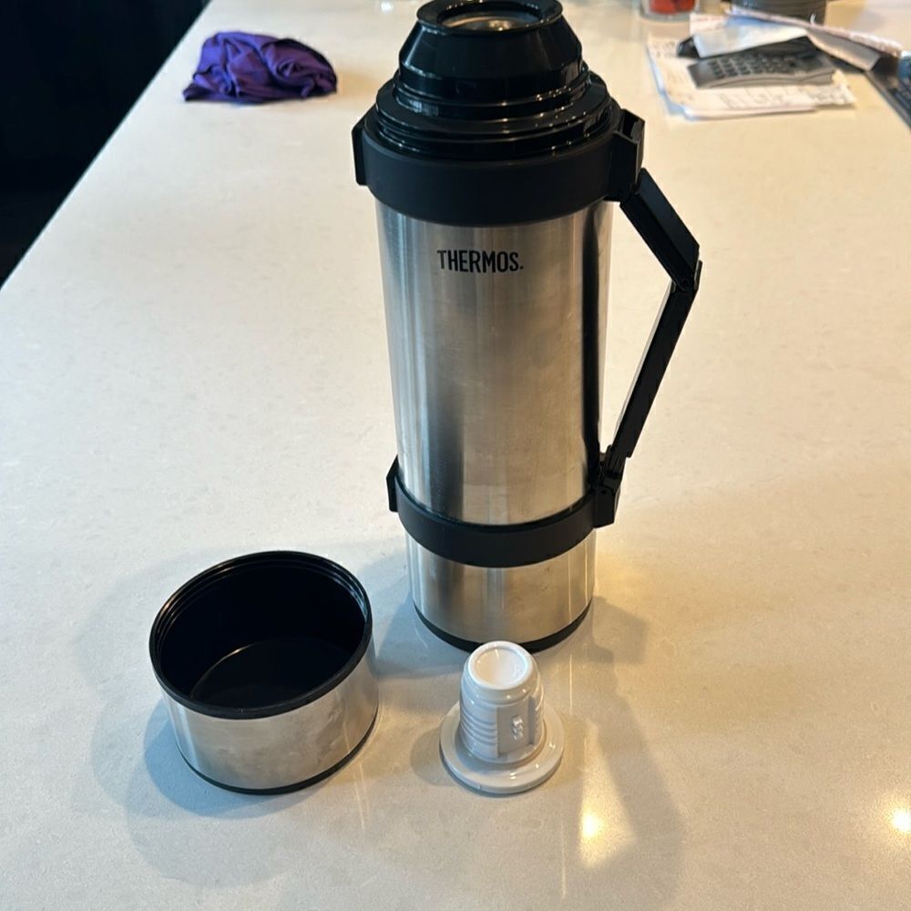 Thermos 1.8 liter new with tags, excellent condition nice handle, pour lid nice.